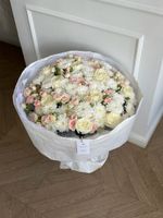 Гранд букет из кустовых роз, одноголовых роз и хризантемы