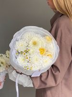 Авторский букет из хризантемы, ромашки, герберы и кустовой пионовидной розы