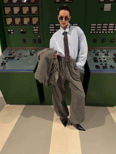 Утепленная голубая рубашка с галстуком