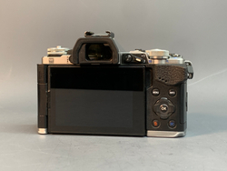 Olympus OM-D E-M5 Mark II 64.700 кадров, сломан батарейный отсек