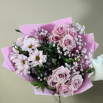 Сиренево-розовый букет из кустовой розы, кустовой хризантемы и гипсофилы (S)