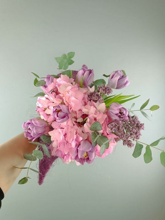 Букет с гортензией и тюльпанами