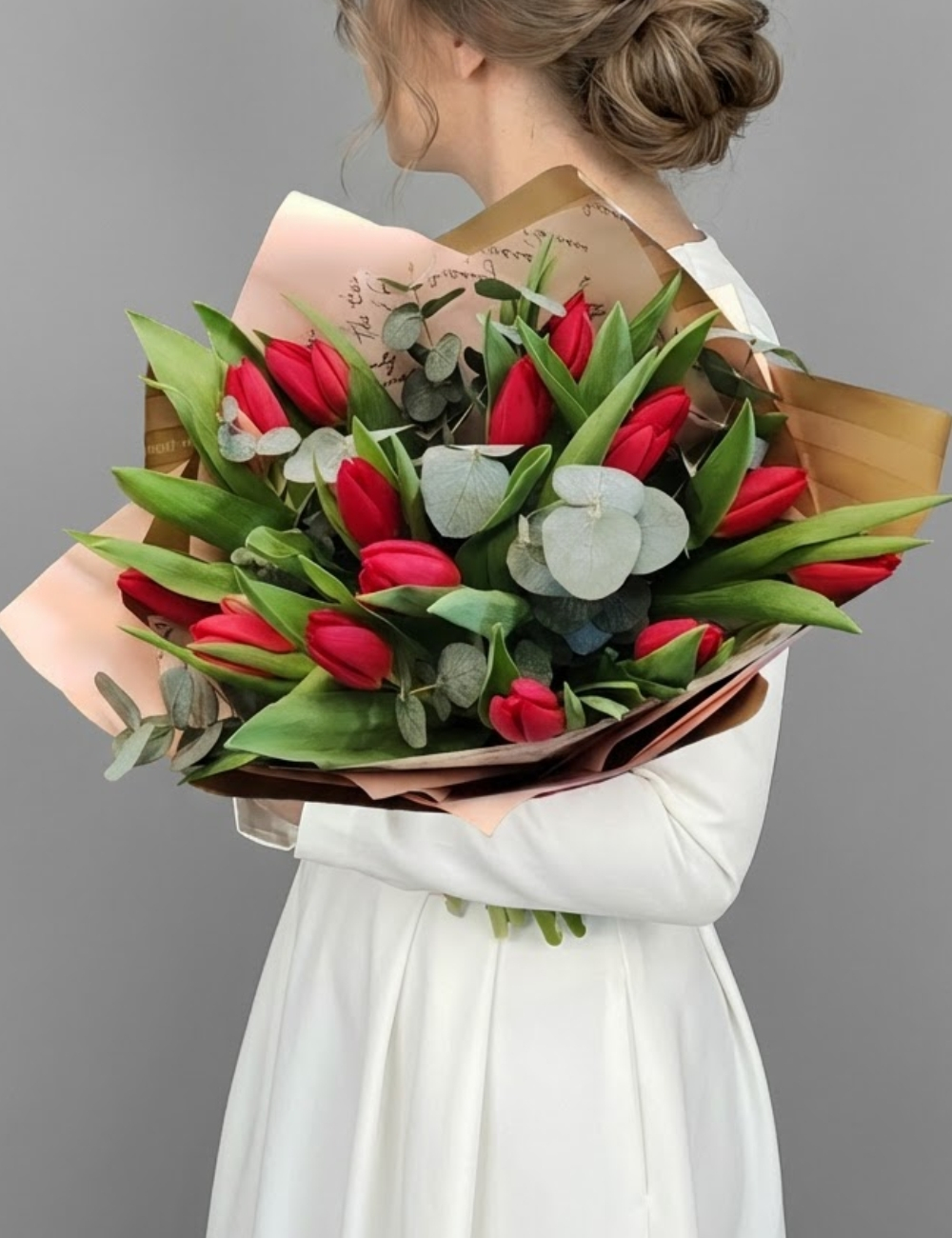 Букет из тюльпанов с эвкалиптом