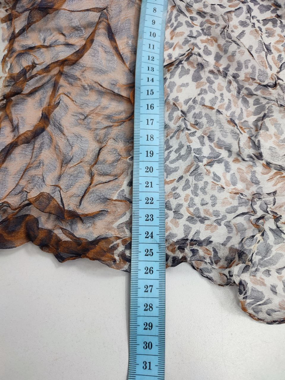 Шарф легкий бежевый с анималистичным принтом