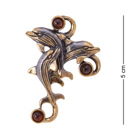 AM-3832 Брошь «Дельфины Трио» (латунь, янтарь)