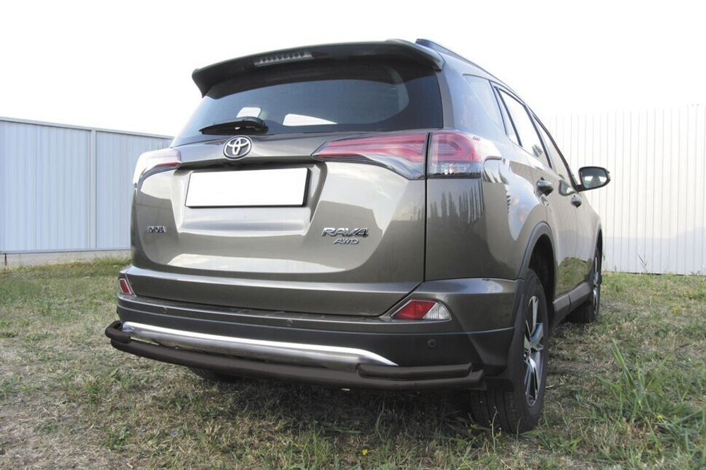 Защита заднего бампера (нержавейка) Toyota Rav-4 (2015-2019) d57+d42 длинная (черный)
