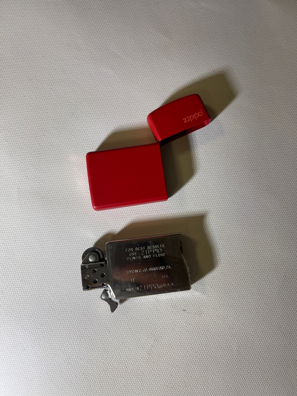 Зажигалка Zippo Classic с покрытием Red Matte, красная в кожаном чехле. Made in USA