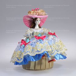 Кукла-шкатулка с ложементом Барышня в пышном платье