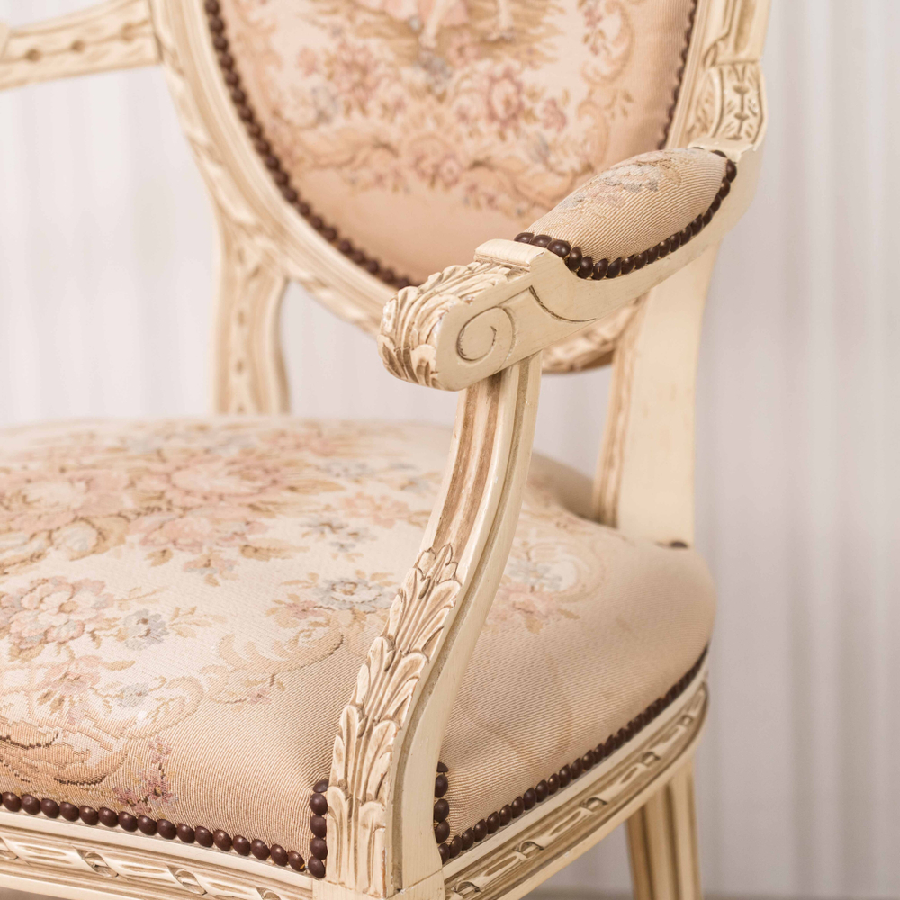 Кресло в стиле Людовика XVI