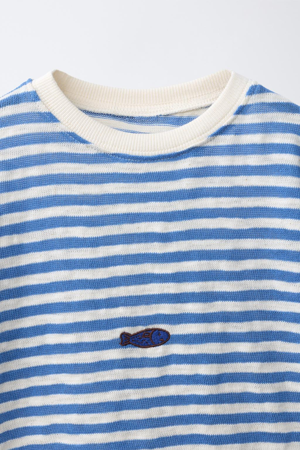 ZARA ФУТБОЛКА В ПОЛОСКУ С ВЫШИВКОЙ «РЫБА», СИНИЙ