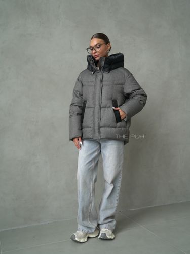 Серый пуховик с объемным воротником и капюшоном