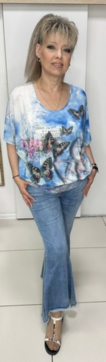 Красивый бело-голубой блузон с кружевами