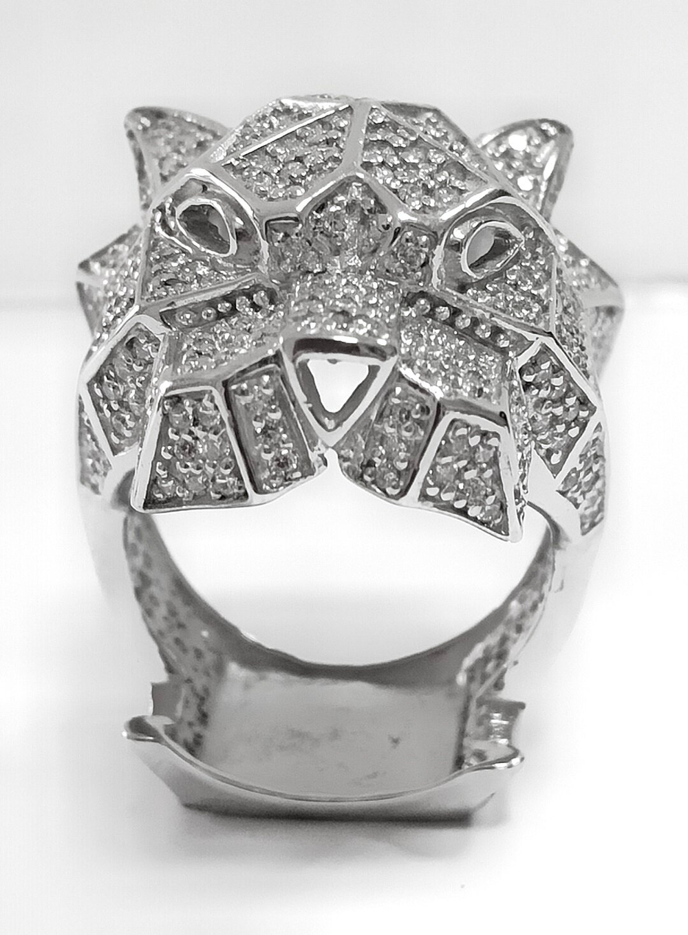 Ювелирное мужское кольцо из серебра с фианитами