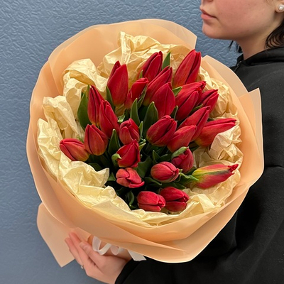 Букет свежих красных тюльпанов