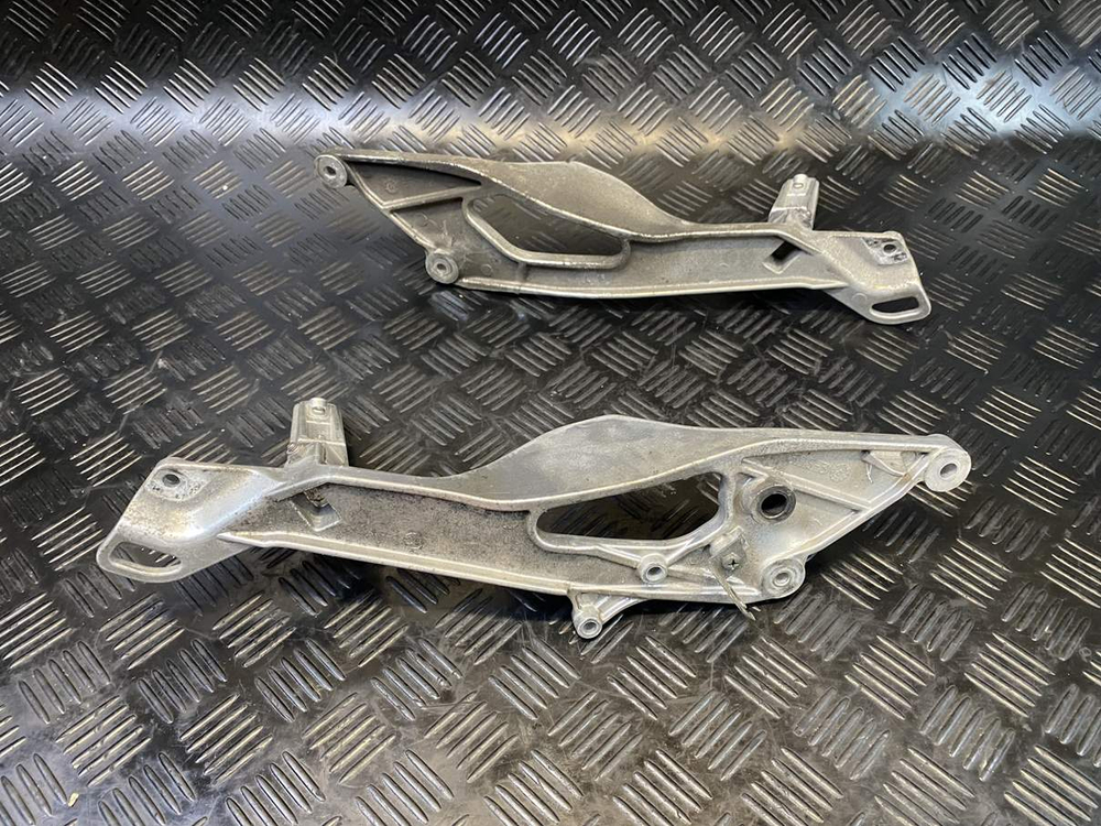 Подножки пассажирские Yamaha TDM900 RN08 2002 (с кронштейнами)