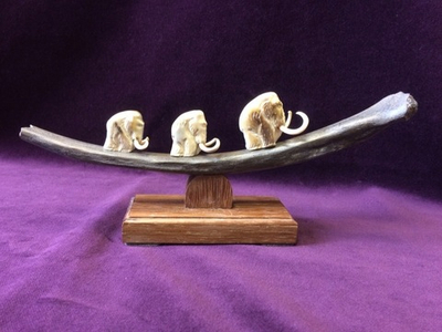 Композиция "Три мамонта", бивень мамонта, кап березы