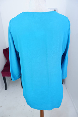 Блузка oodji интересная, за счет украшения на шее, маркировка 42, на 48 размер