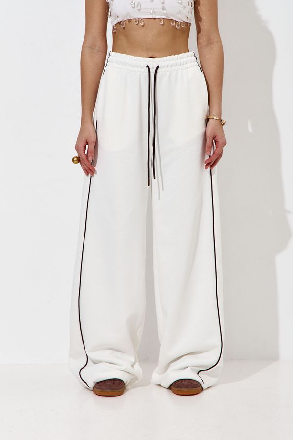 Широкие джоггеры без начеса с кантом кремового цвета