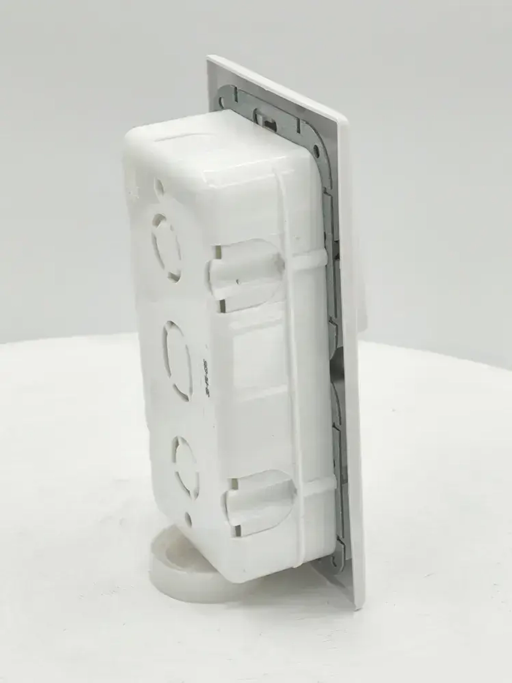 Блок Выключатель трехклавишный + розетка с заземляющим контактом скрытой установки белый 3В-РЦ-695