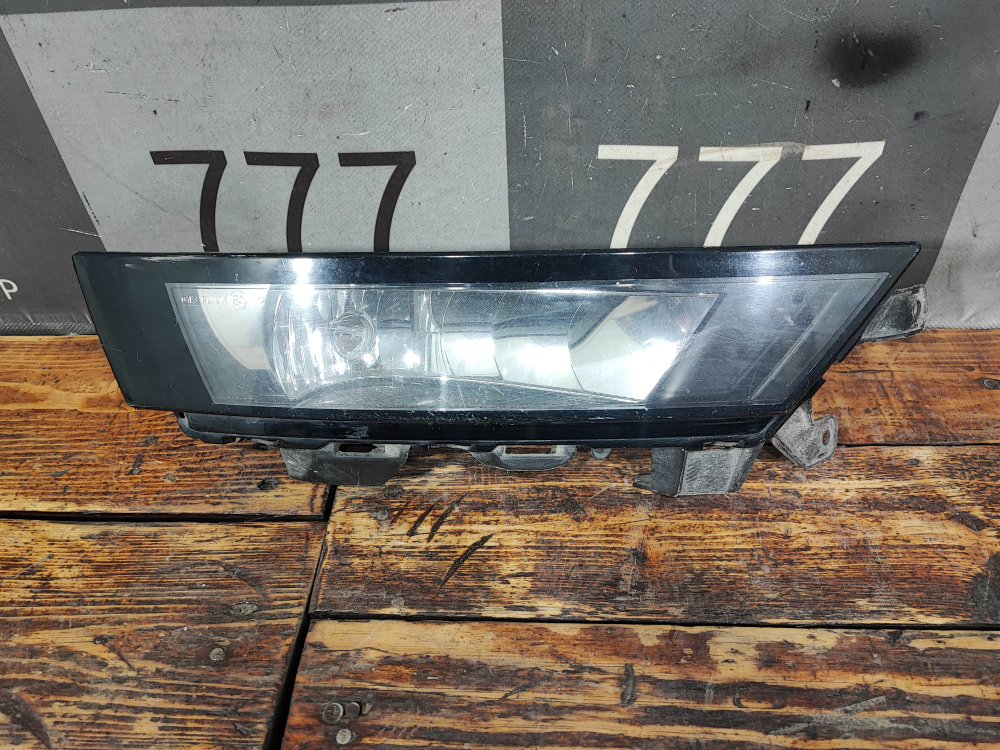 ПТФ передняя правая Skoda Rapid 1 17-20 Б/У Оригинал 5JA941700D