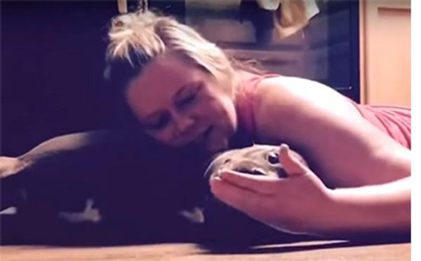 Девушка обучила пса помогать во время приступов эпилепсии