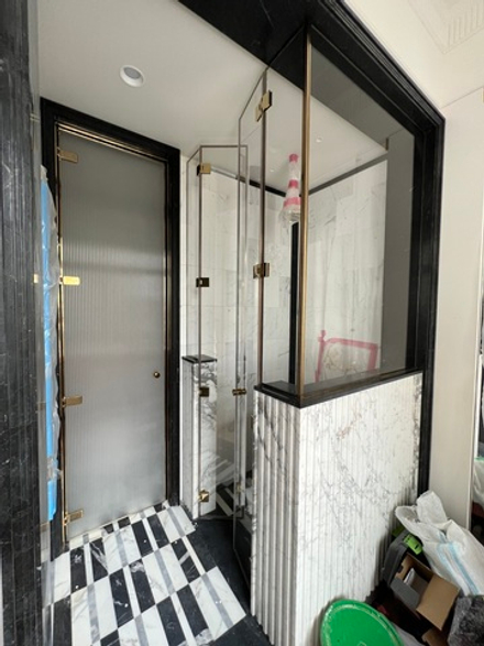 Распашные конструкции для душа и сан узла