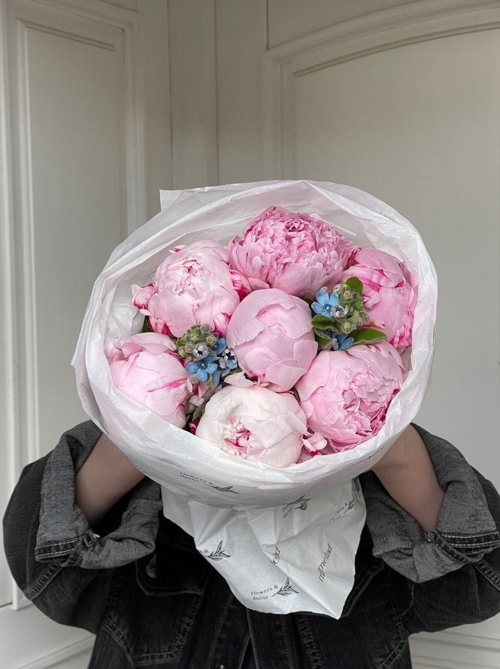 Букет 7шт розовых пионов с незабудками