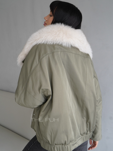Укороченная парка в цвете хаки с белым меховым воротником