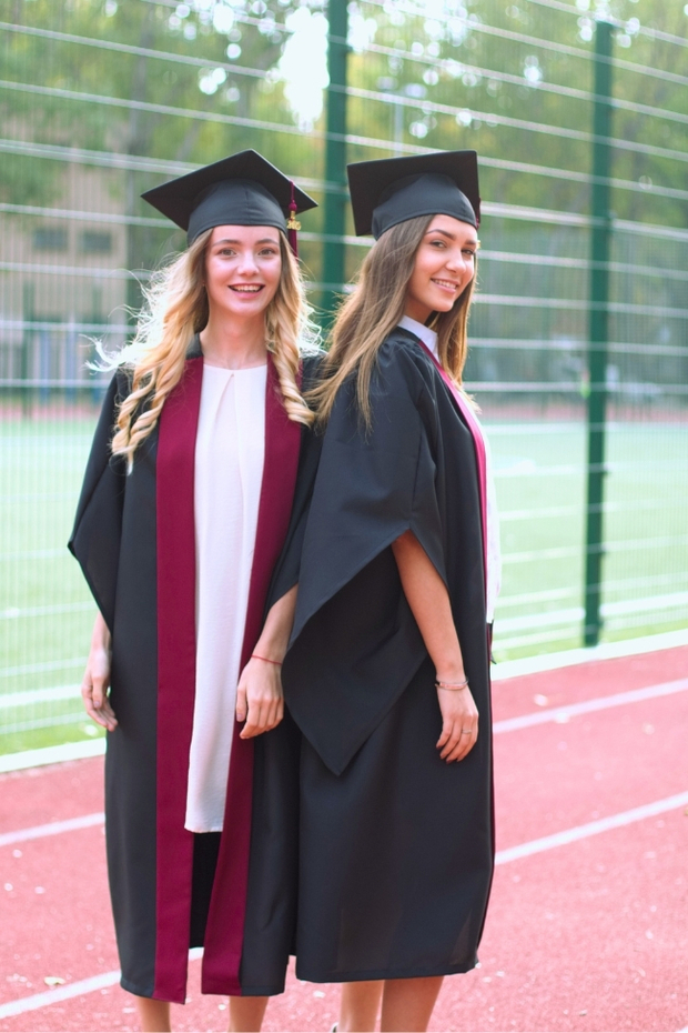 Комплект выпускника “Оксфорд” – мантия с вишневой полосой