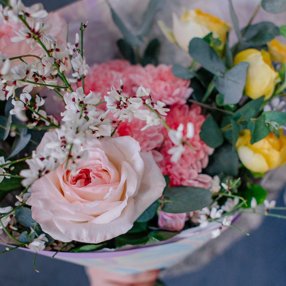 148. Милый радостный букет с пионовидными розами