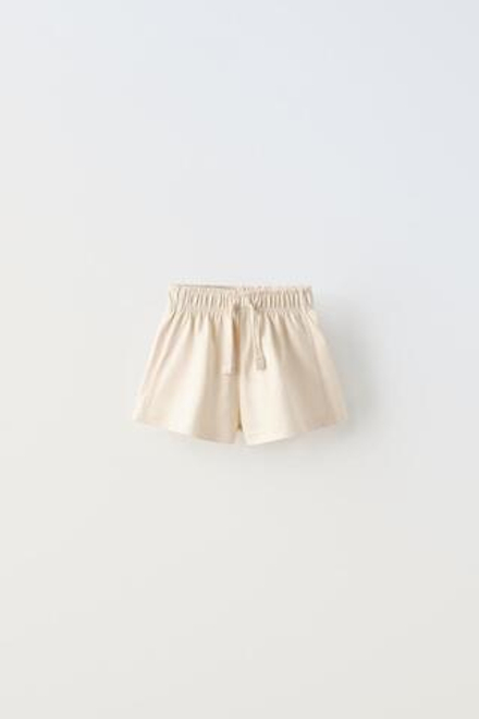 ZARA КОМПЛЕКТ ИЗ ФУТБОЛКИ И ШОРТОВ, ЦВЕТ ЛЬДА