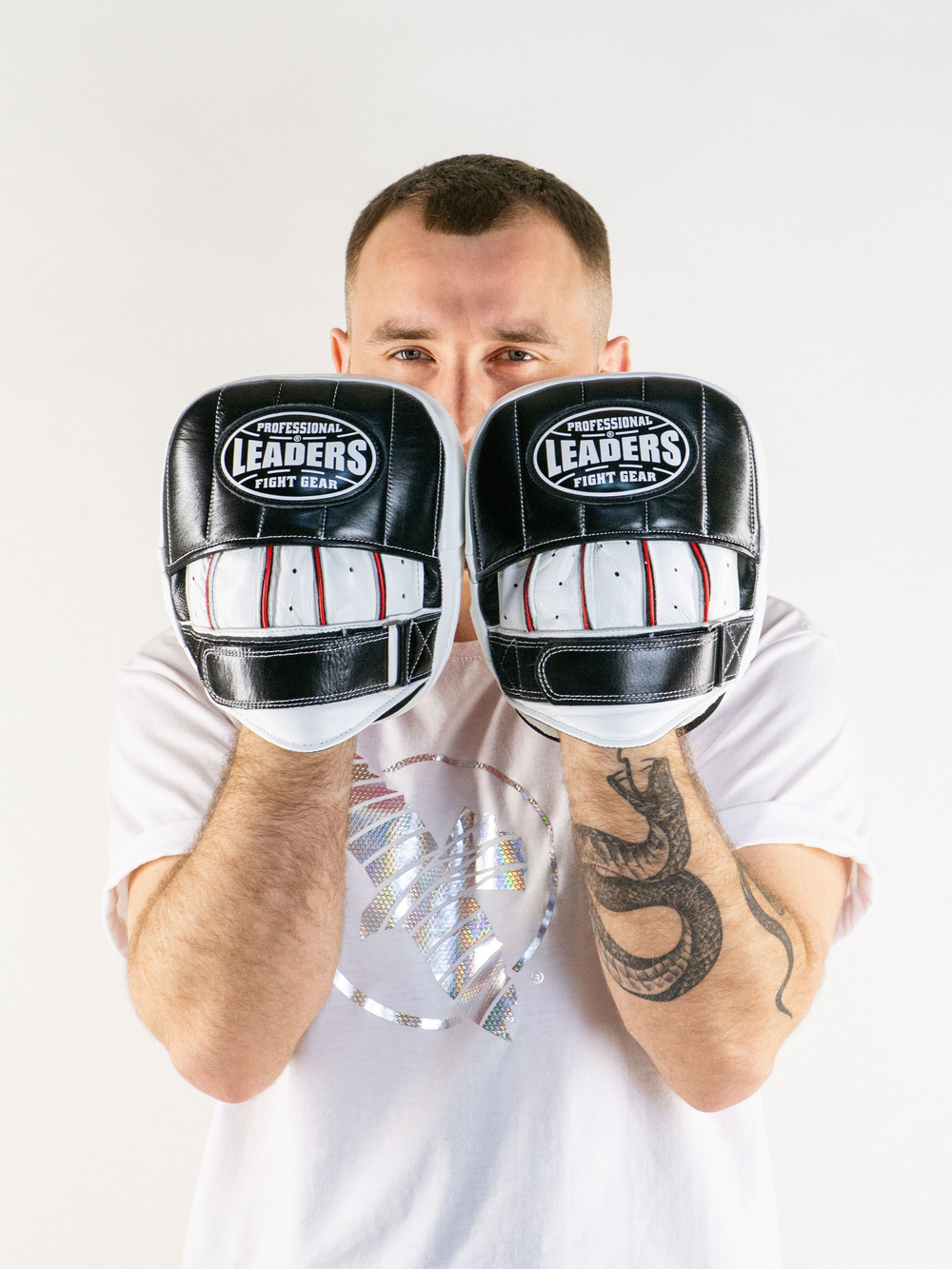 Лапы тренерские LEADERS CLASSIC (кожа, красный/черный/белый)