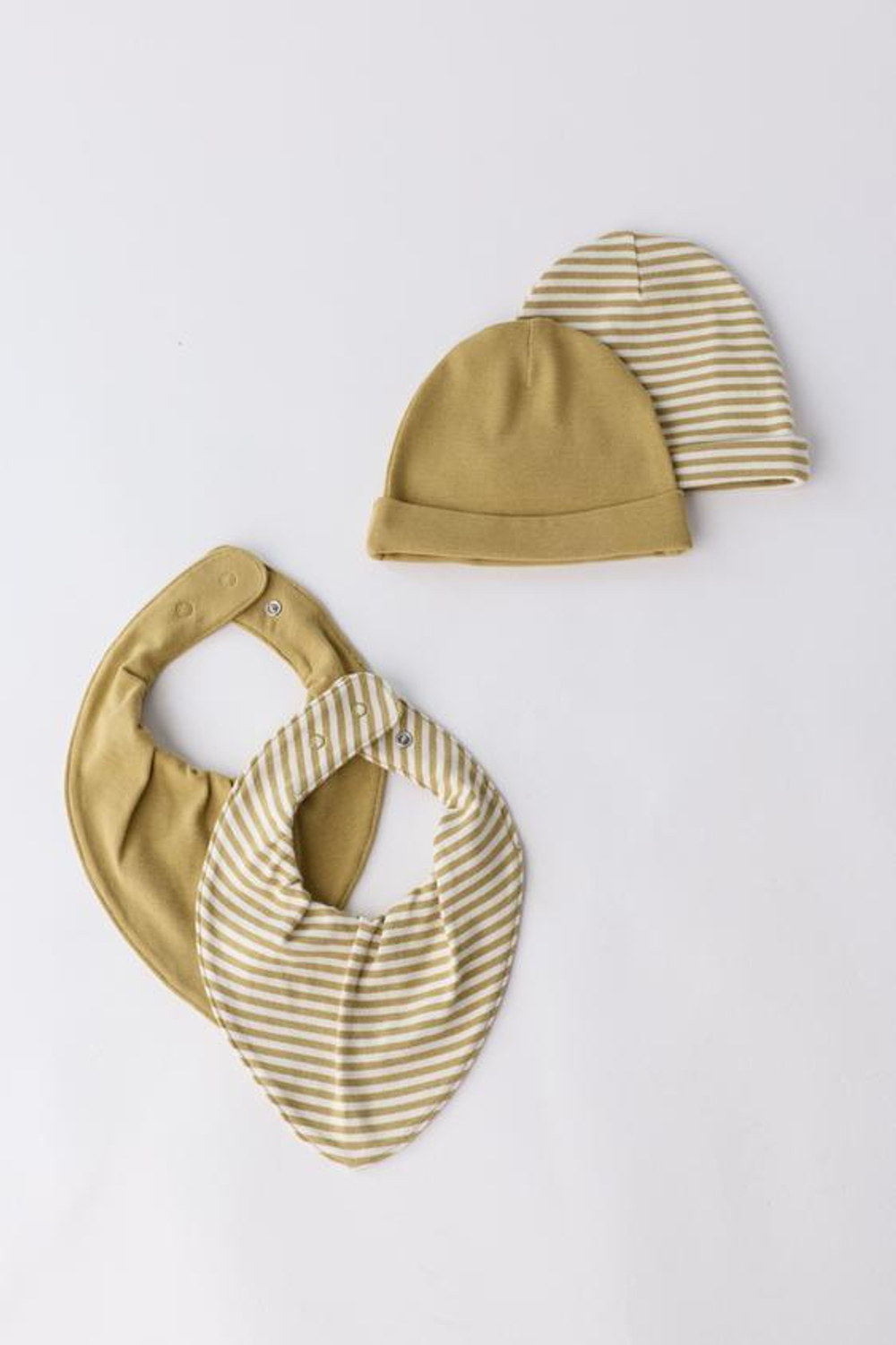 ZARA НАБОР ИЗ ДВУХ ШАПОК И ДВУХ НАГРУДНИКОВ, ГОРЧИЧНЫЙ