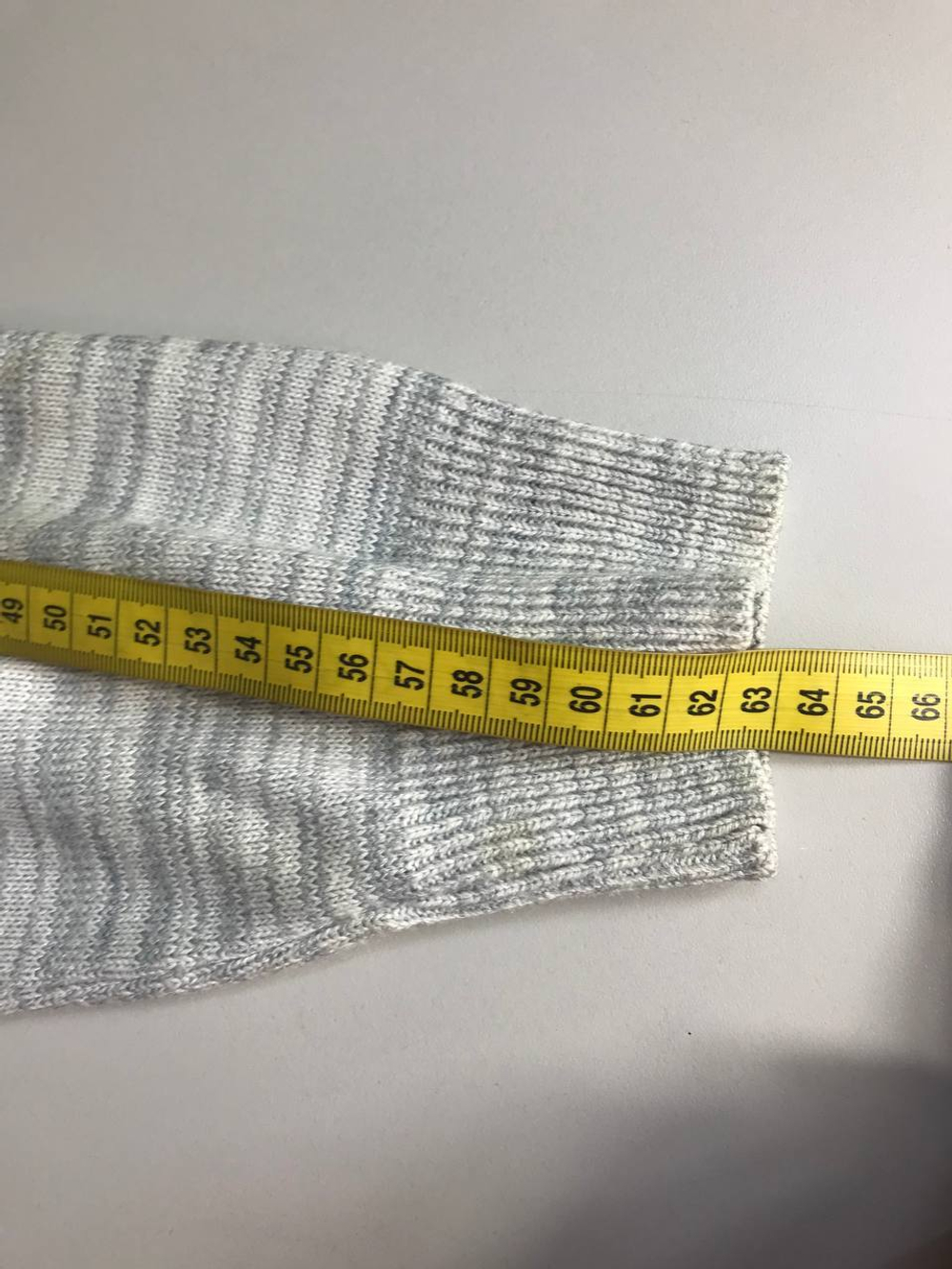 Джемпер светлого оттенка, визуально на 52 размер