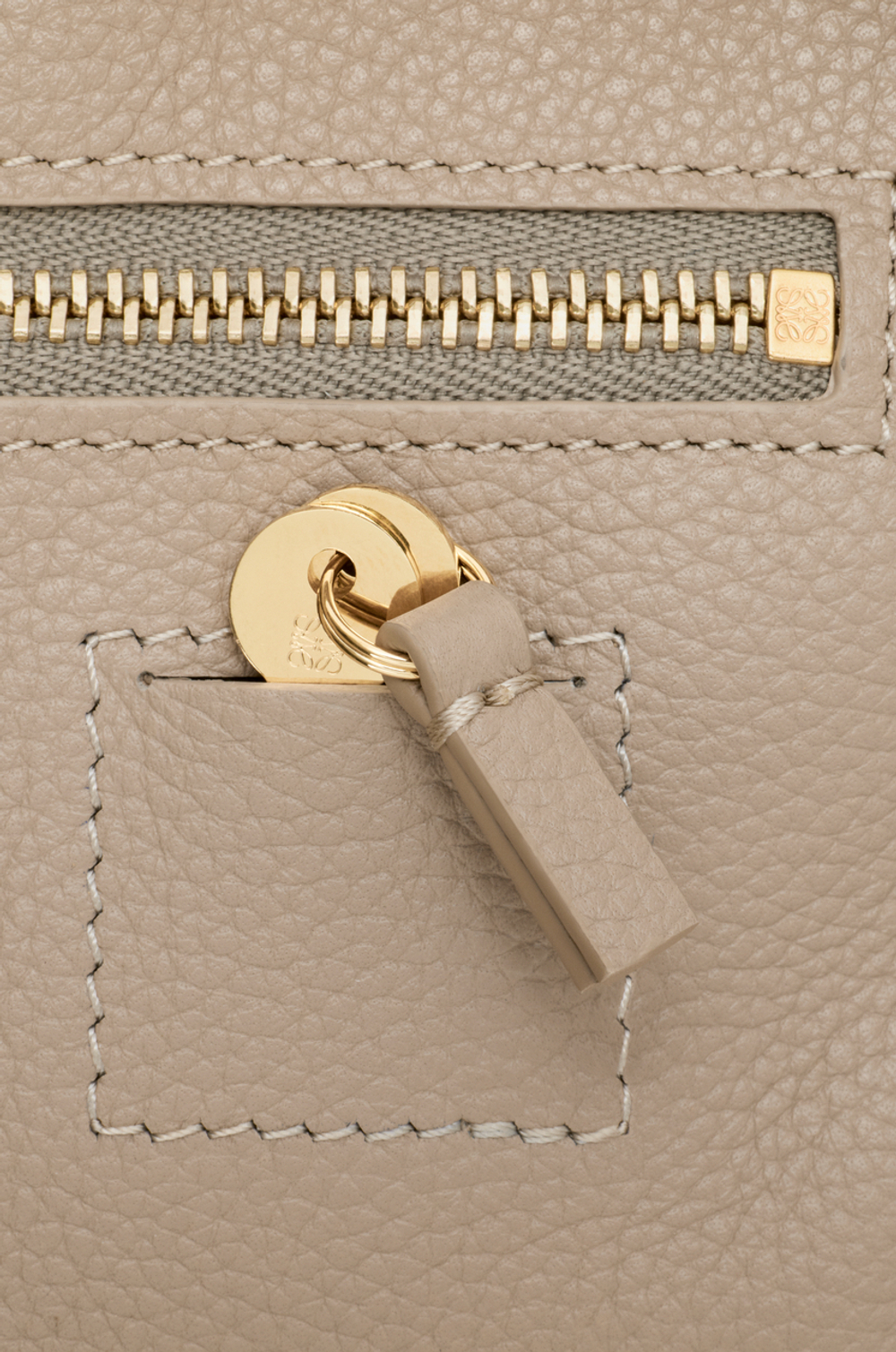 Loewe Сумка Amazona 23 из мягкой зернистой телячьей кожи, цвет глины