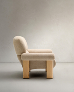 Кресло Cabana из бежевого шенилла с ножками в натуральной отделке