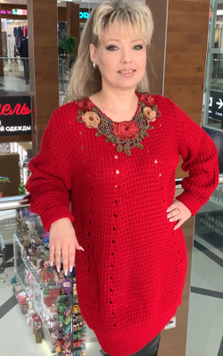 Теплый красный свитер крупной вязки