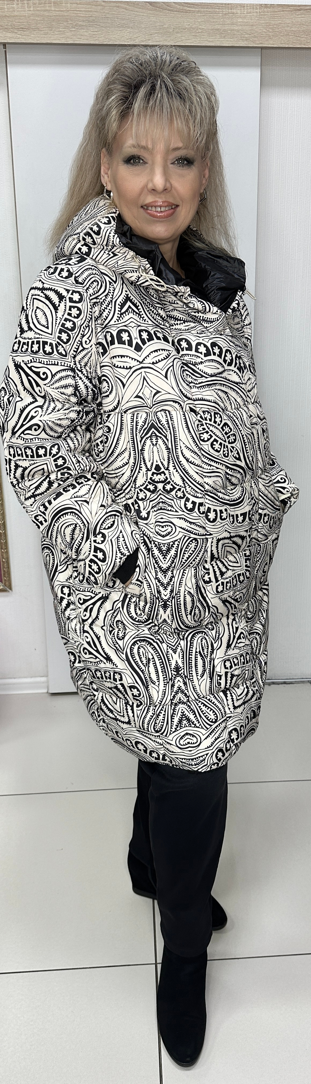 Удлиненный черно-белый пуховик