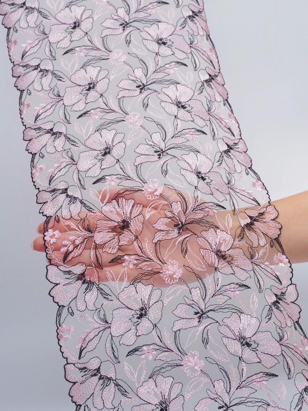 Вышивка на сетке телесная с нежно-розовым и черным неэластичная ширина 23 см