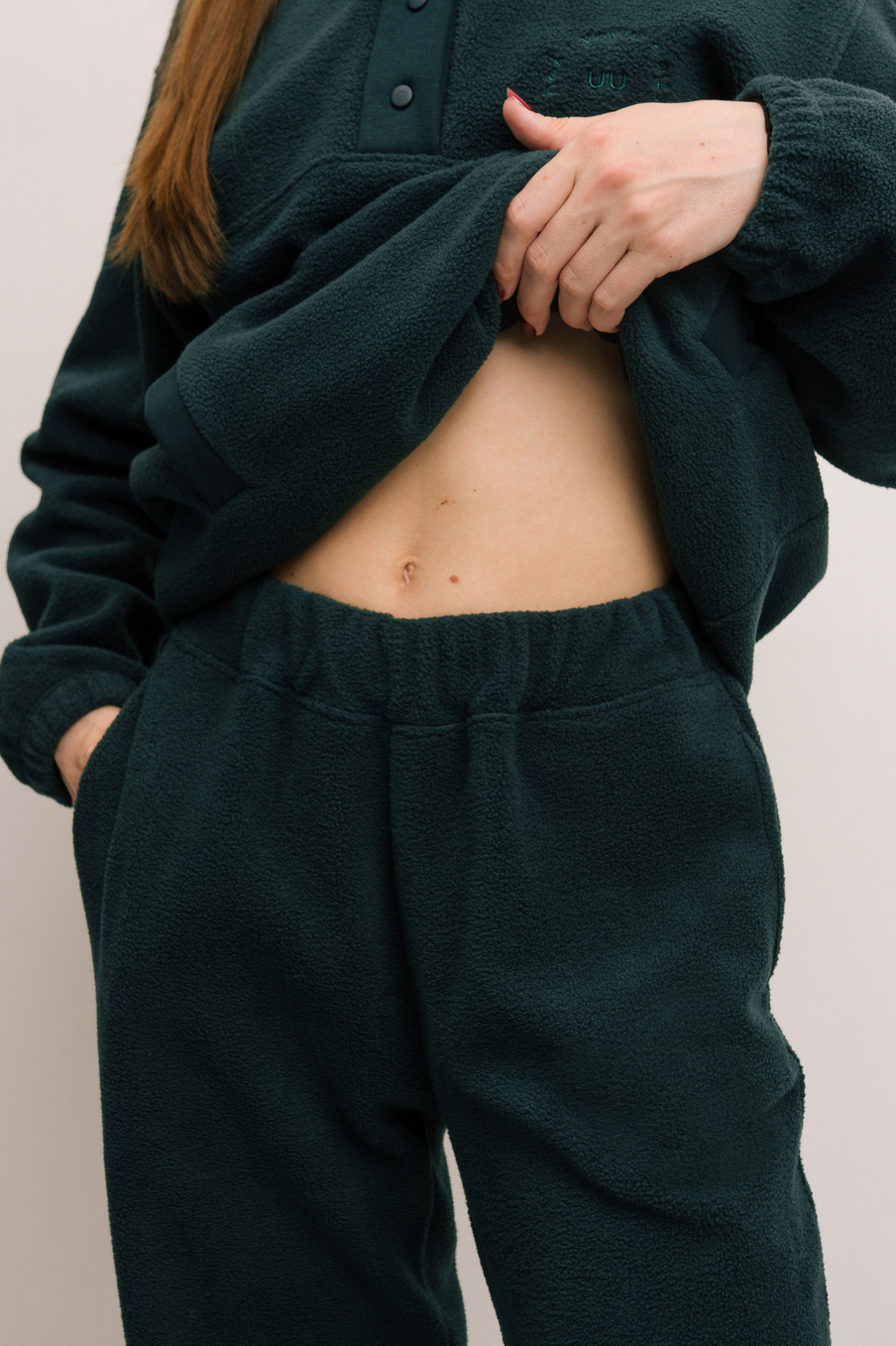 Джоггеры из футера барашек в зеленом