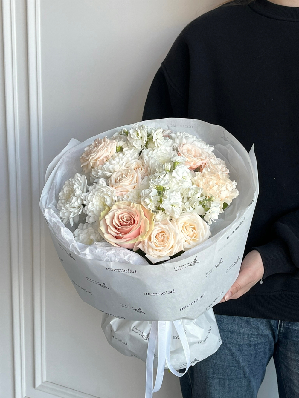 Сборный букет из хризантемы, маттиолы, кустовых пионовидных роз и диантусов крем мал