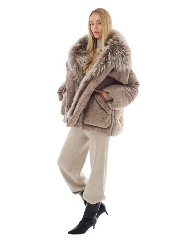 Объемный текстильный пуховик с мехом енота в цвете капучино