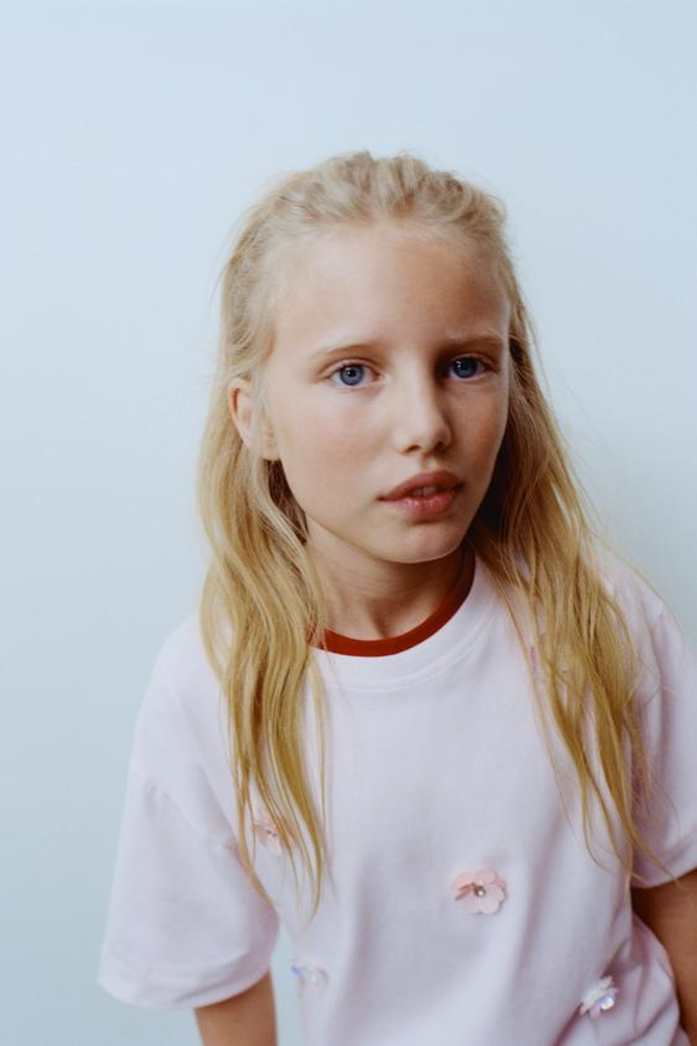 ZARA ФУТБОЛКА С НАШИВКОЙ «ЦВЕТЫ», РОЗОВЫЙ