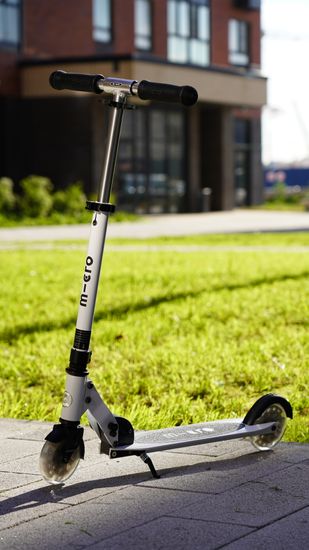 Самокат Micro Sprite Glow (светится в темноте) LED, белый