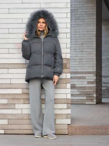 Темно-серый комбинированный пуховик с мехом енота