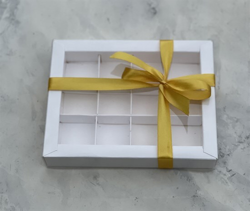 Коробка для конфет 12 шт с пластиковой крышкой 190*150*30 мм (белая)