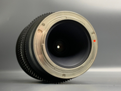 Samyang 8mm 3.8 CS II Sony E передней линзе имеется значительное количество царапин.