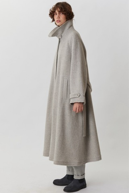 Объемное пальто светло-серого цвета в елочку