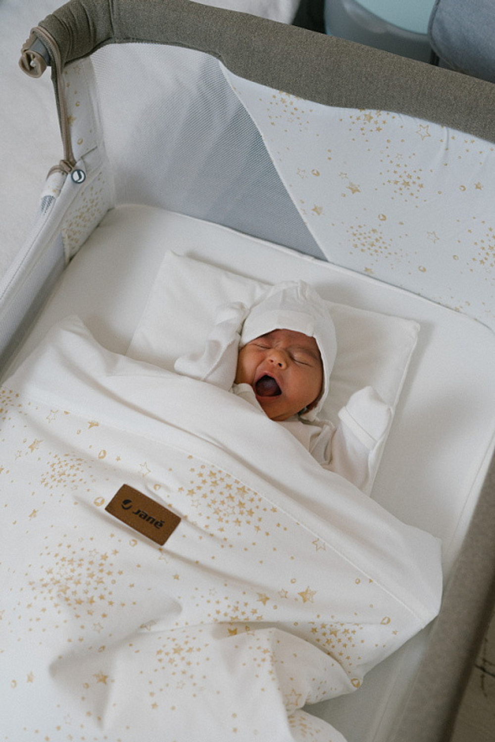 Кровать люлька Jane Baby Side приставная с комплектом постельного белья Iris