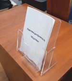 Подставка для буклетов А5 верт с визитницей акриловая